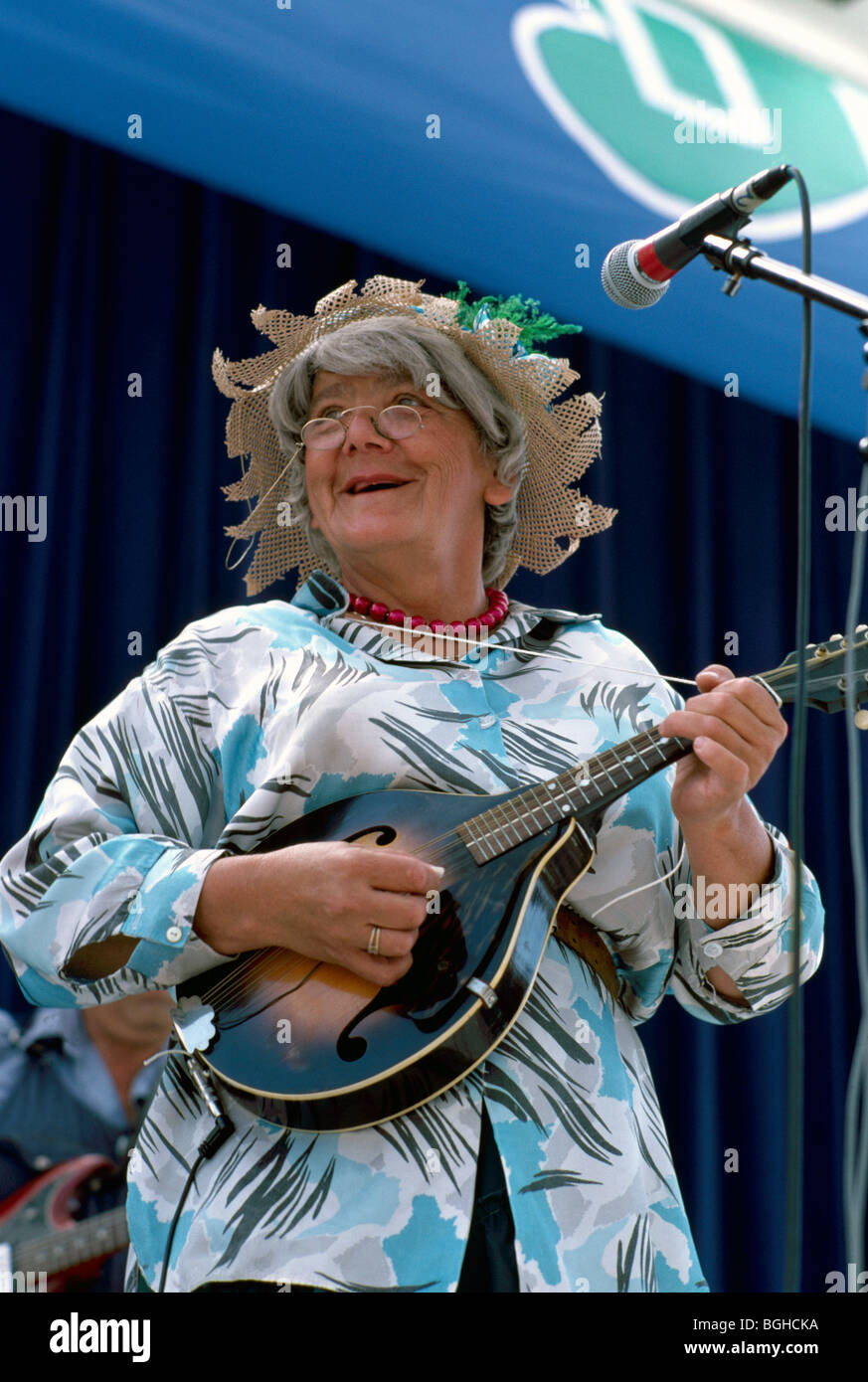 Hillbilly Musiker Sänger singen und spielen Bluegrass Musik für Mandoline, Musiker Geklimper Musikinstrument Stockfoto