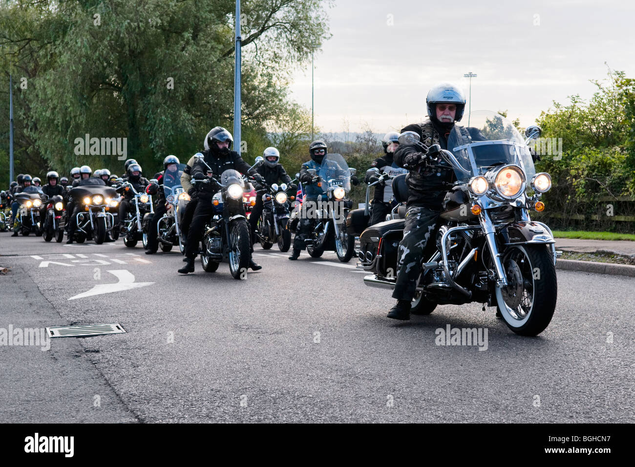Harley Davidson und anderen klassischen Bike sammeln bekannt als hoggin die Brücke bei Aust Services, England Stockfoto