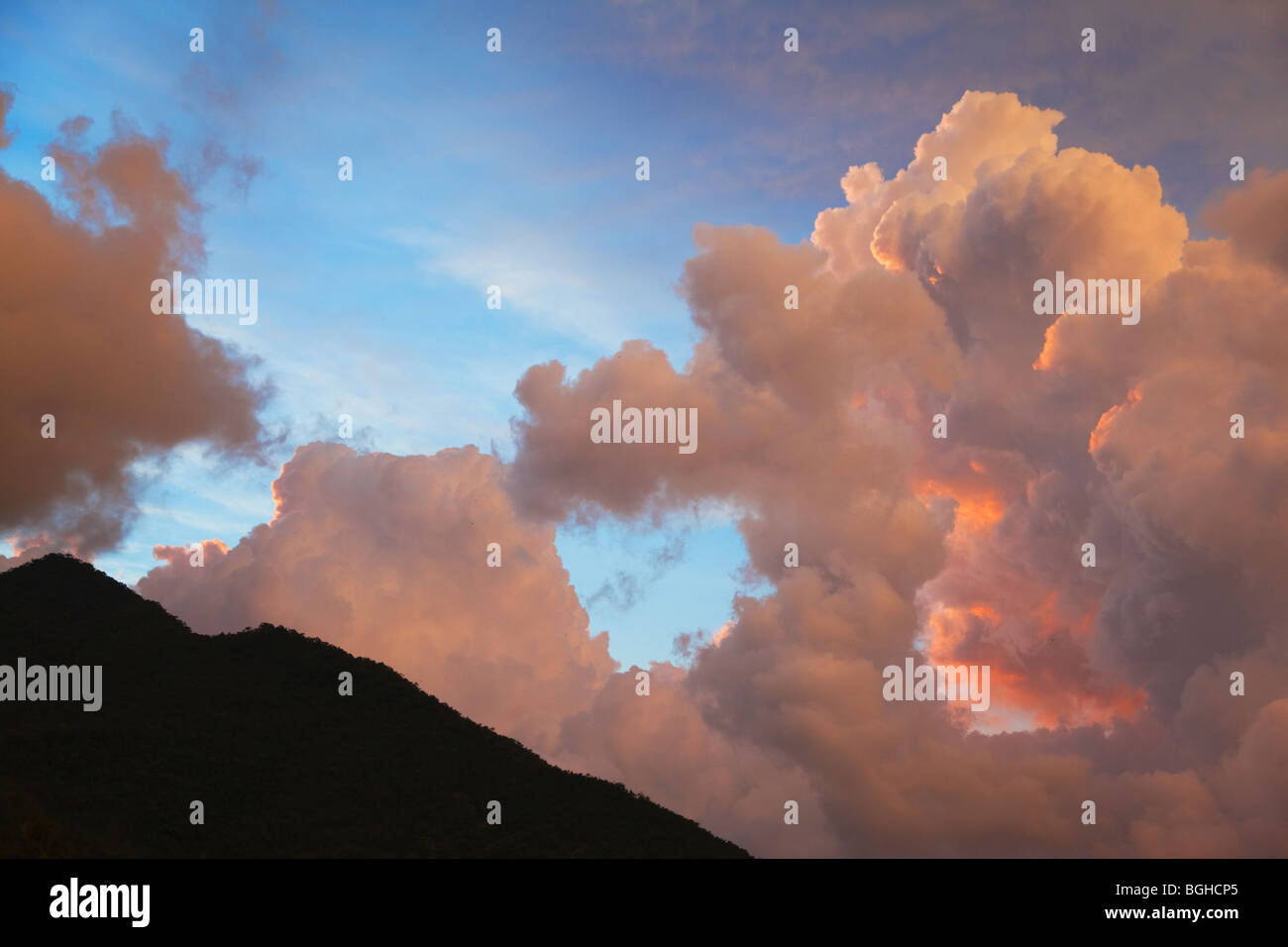 Gewitterwolke über einen Berg bei Sonnenuntergang; Sabang; Palawan; Philippinen Stockfoto