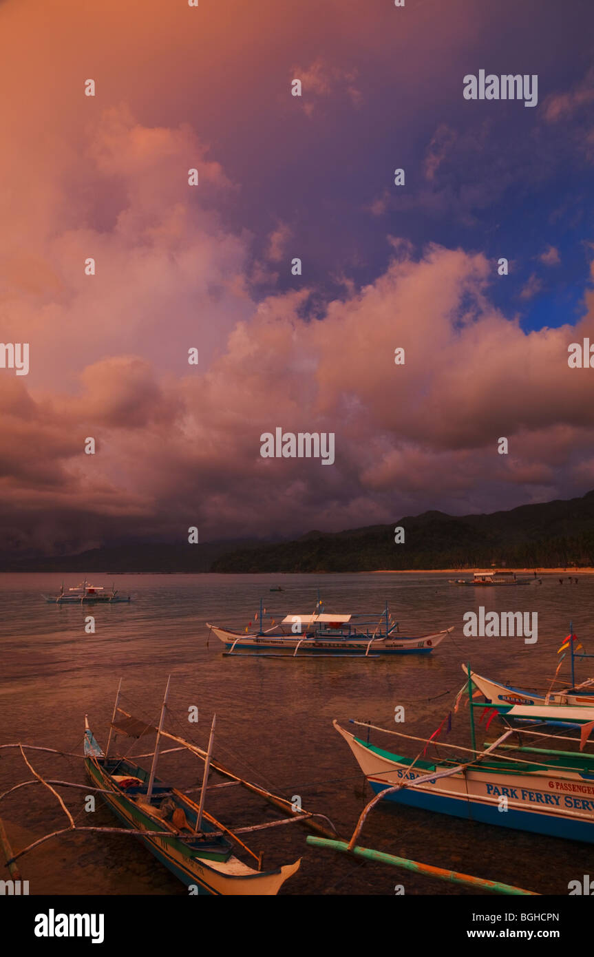 Stürmisches Wetter bei Sonnenuntergang; Sabang; Palawan; Philippinen. Stockfoto