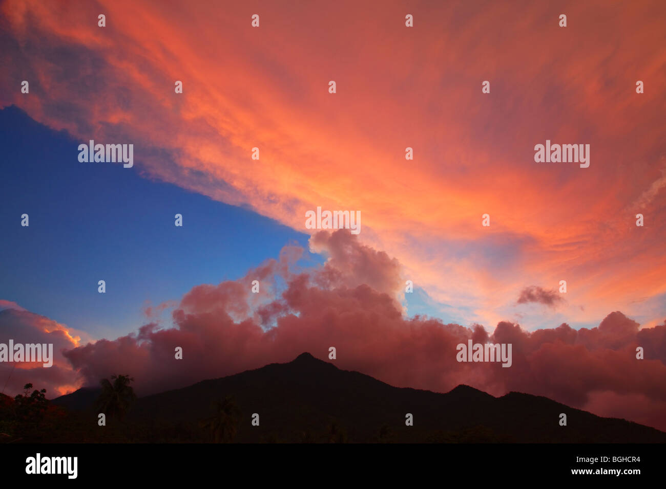 Cloud-über einen Berg bei Sonnenuntergang; Sabang; Palawan; Philippinen. Stockfoto