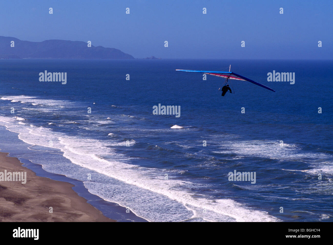 Hängen Sie Gleitschirm Drachenfliegen bei Fort Funston, in der Nähe von San Francisco, Kalifornien, USA - Westküste, Pazifischer Ozean Stockfoto