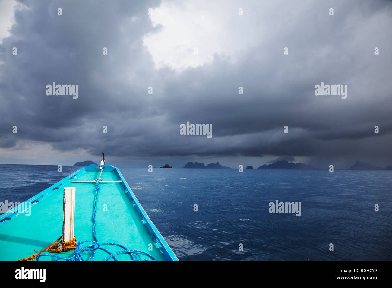 Banca Boot Überschrift in stürmischem Wetter; Palawan; Philippinen. Stockfoto