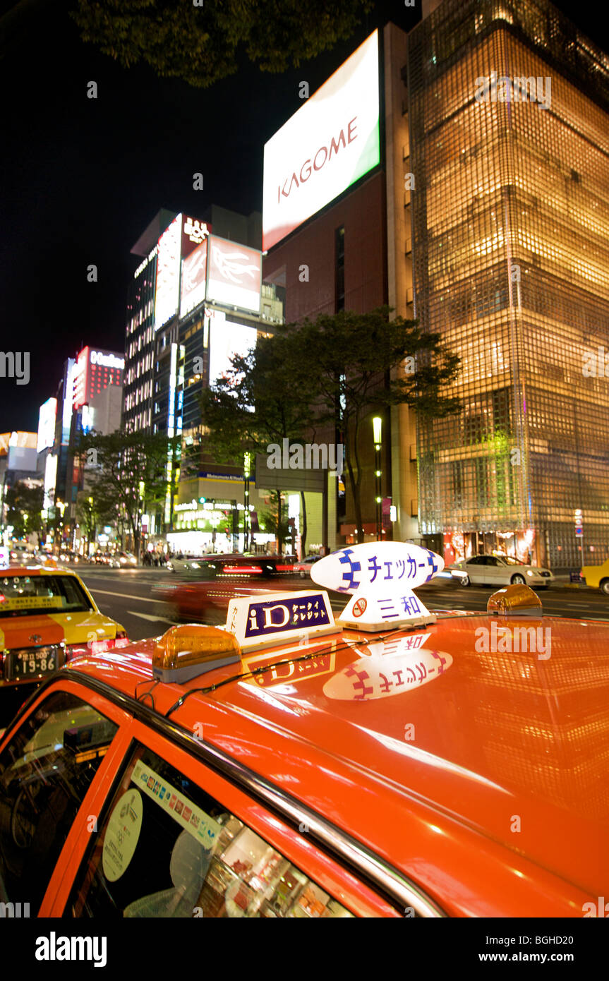 Geparkten Taxis in Ginza, Tokio bei Nacht, Japan Stockfoto