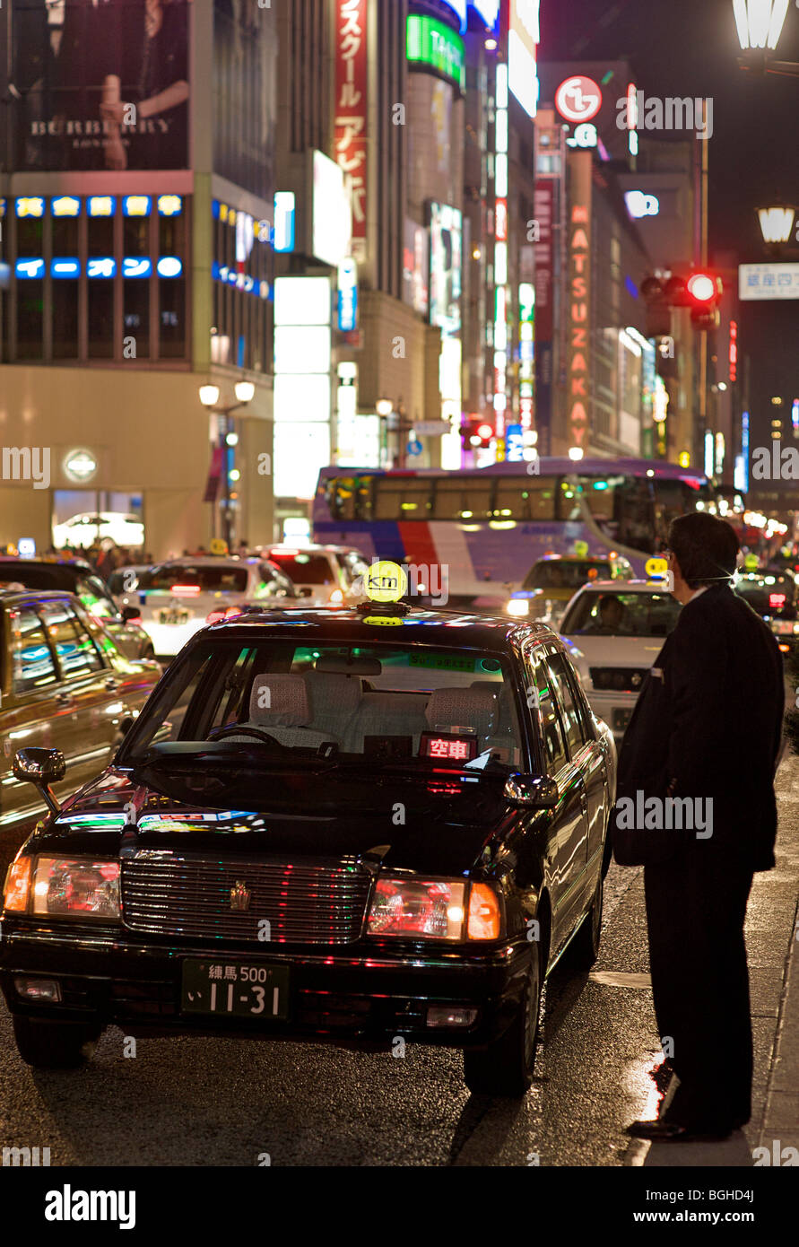 Taxifahrer stand neben seinem Taxi, Ginza, Tokio, Japan Stockfoto