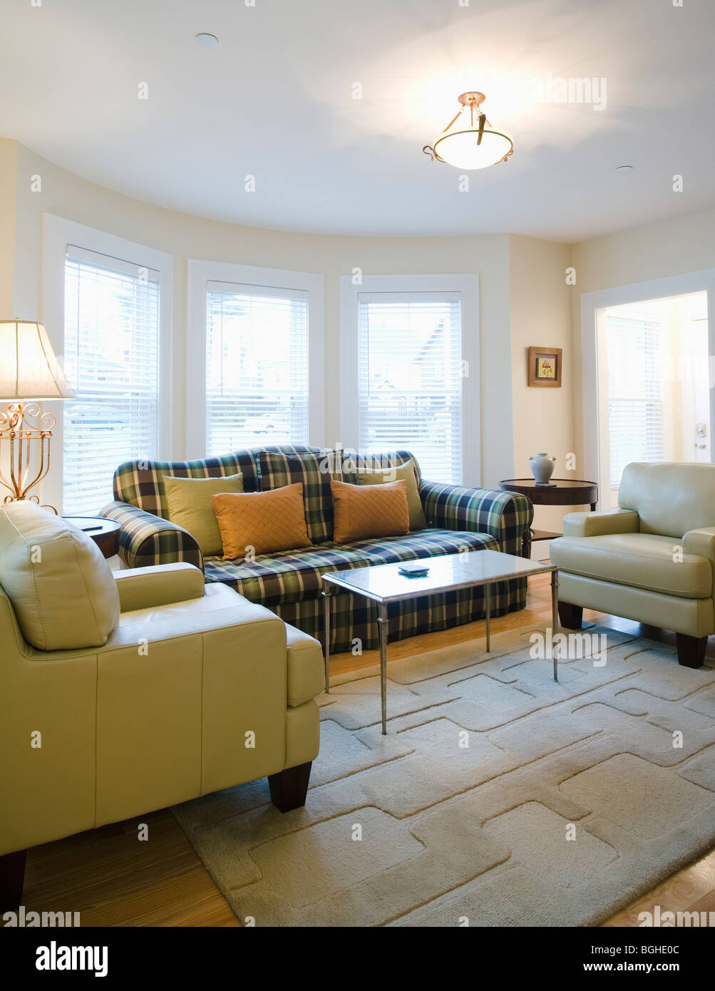 Wohnzimmer mit karierten sofa Stockfoto