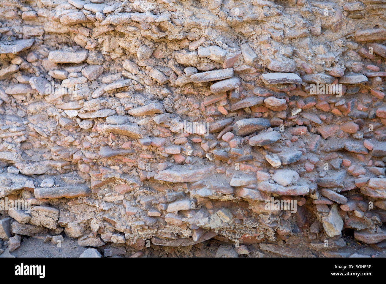 Gebrochene Keramik verwendet als Füllung im Wände am Tempel von Montu bei Tod, Niltal südlich von Luxor, Ägypten Stockfoto