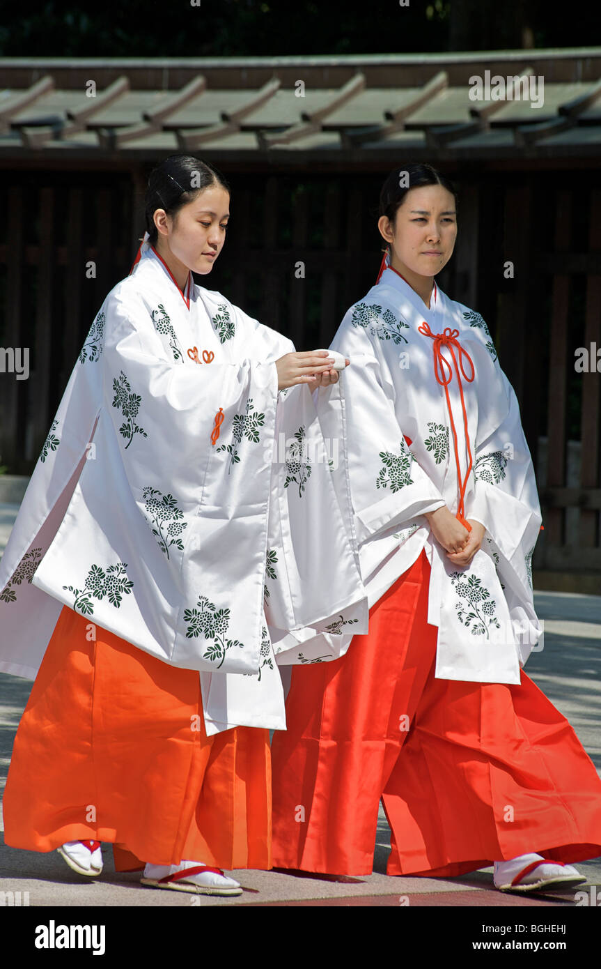 Schrein-freiwillige Teilnahme an einer Hochzeit, Meiji-Schrein, Zentrum von Tokio. Japan Stockfoto