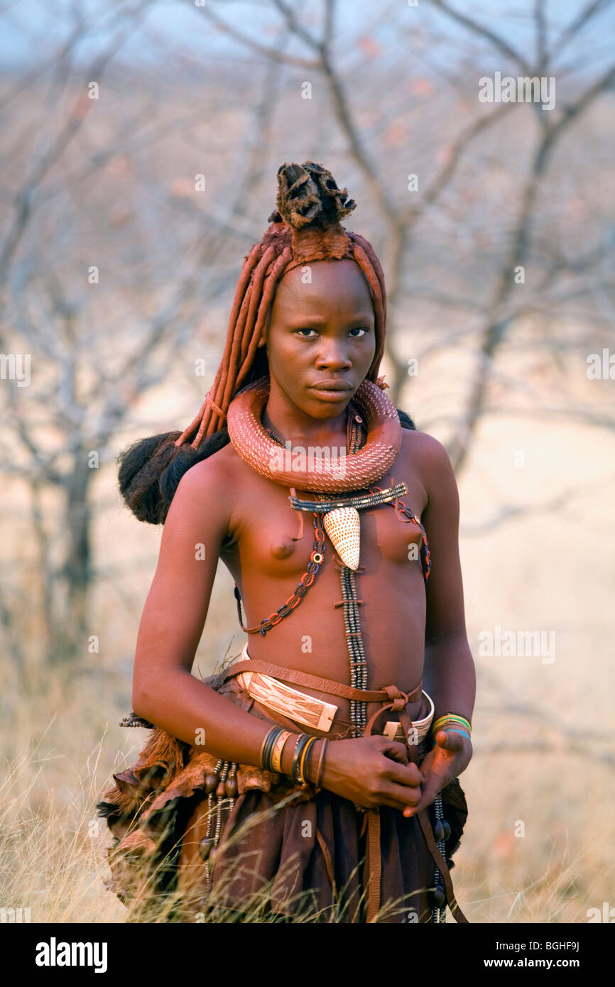 Junges Mädchen von den Himbas, Opuwo, Namibia Stockfoto