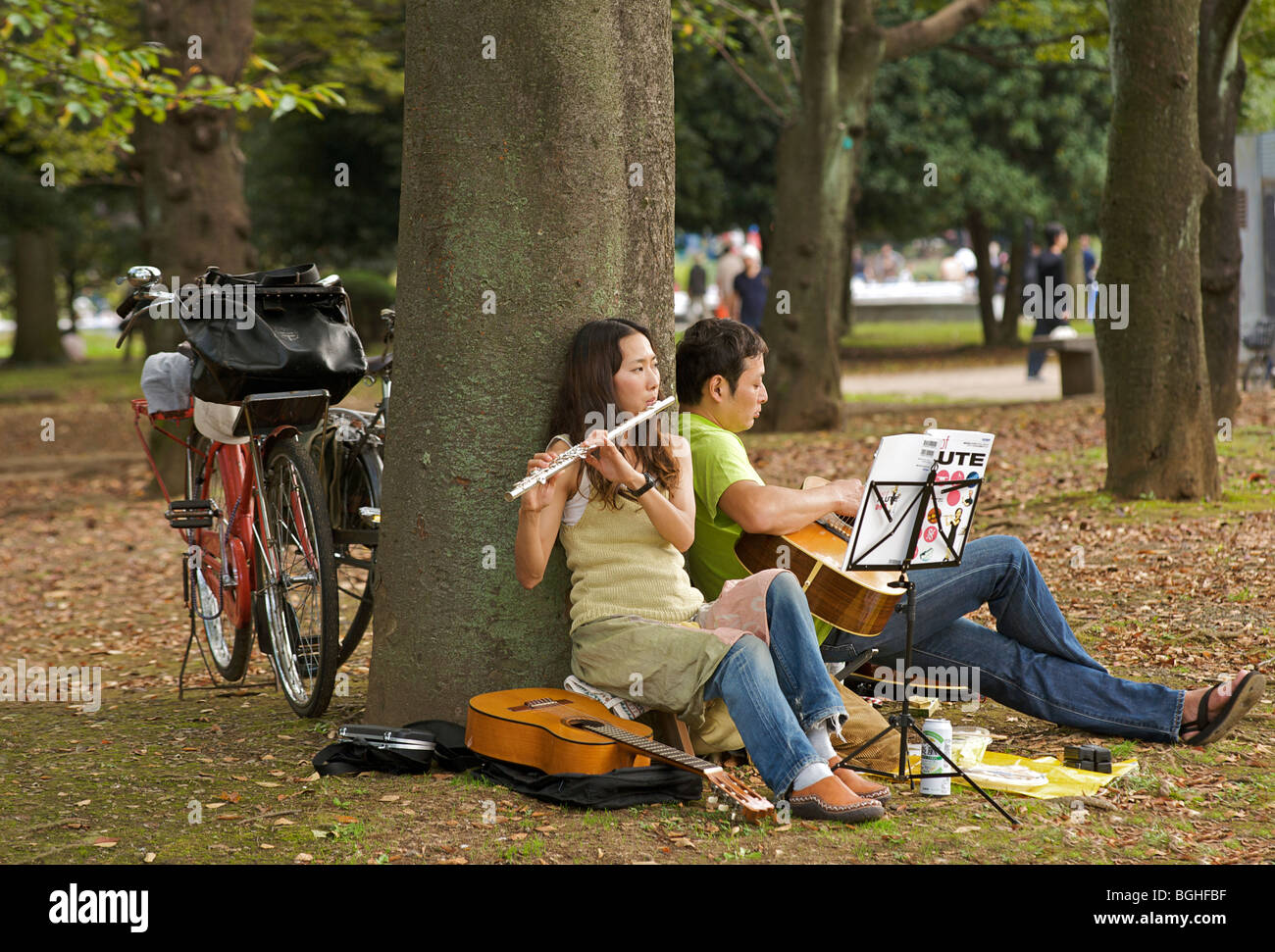 Junge Musiker spielen im Yoyogi Park, Samstag Nachmittag. Harajuku, Tokyo, Japan Stockfoto