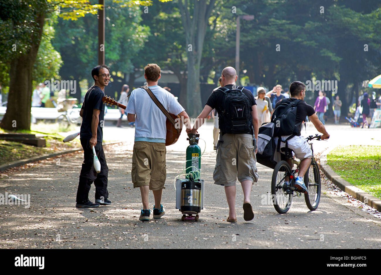 Freies Unternehmertum im Yoyogi Park, Tokio, Japan. Verkauf von Fassbier aus einem Skateboard. Stockfoto