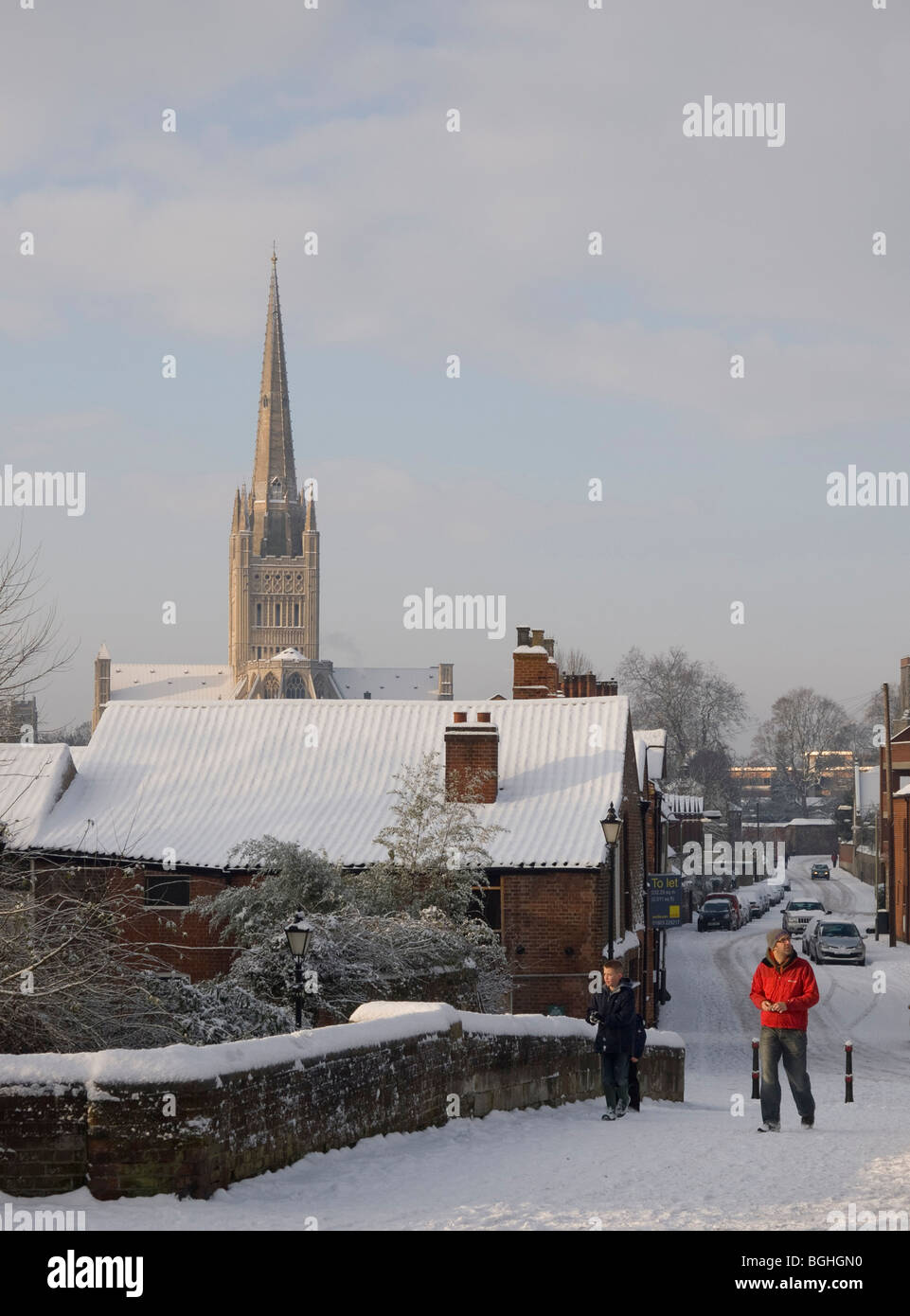 Blick auf einen SCHNEEBEDECKTEN BISCHOF BRÜCKE IN RICHTUNG DER KATHEDRALE, Norwich Norfolk East Anglia ENGLAND GROSSBRITANNIEN Stockfoto