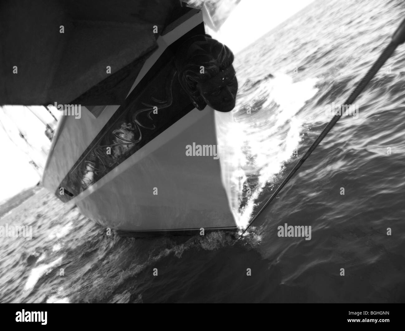 Auf See von Korsika, ausgesetzt unter der vorderen Spitze der 18 Meter Segelboot bei einer konstanten Geschwindigkeit fürchtete ich, meine Kamera zu verlieren Stockfoto