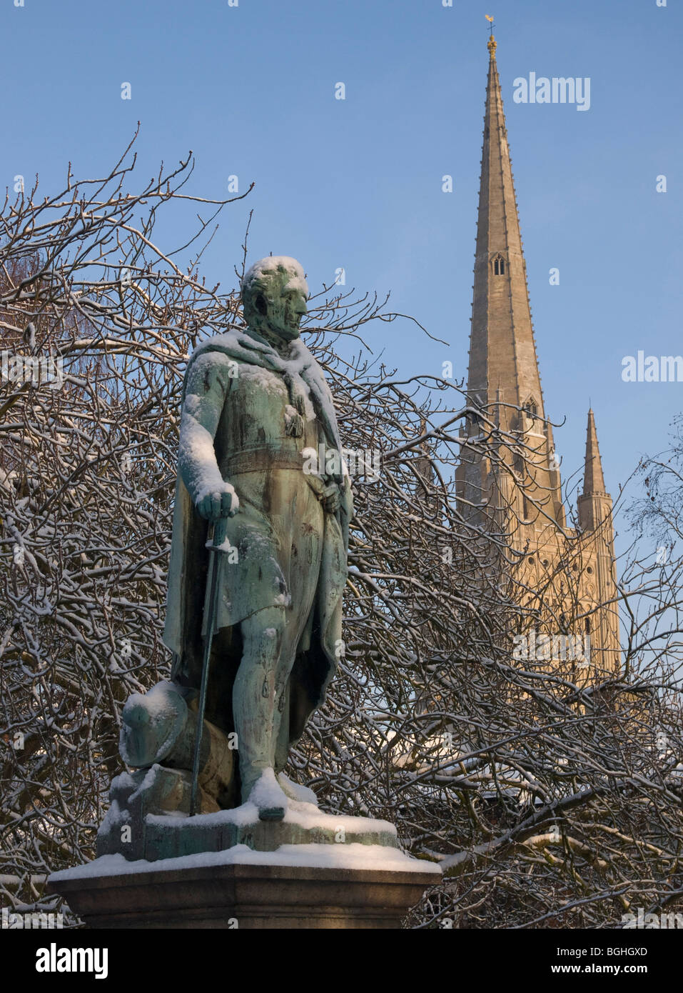 WINTERLICHE SZENE DER NORWICH KATHEDRALE UND WELLINGTON STATUE NORFOLK EAST ANGLIA ENGLAND UK Stockfoto