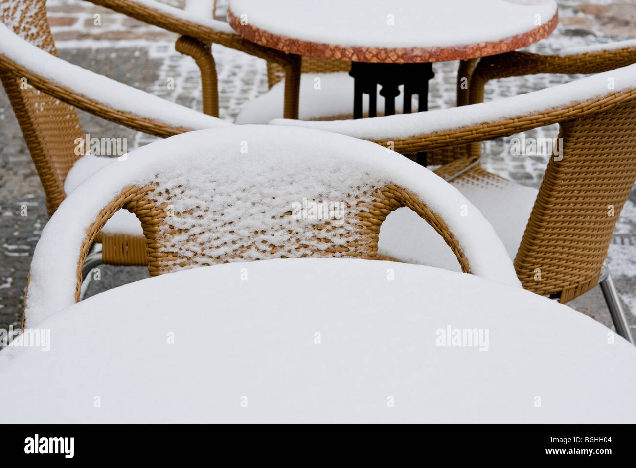 Straßencafé im Winter mit Schnee bedeckt, Tische und Stühle in Aachen, Deutschland Stockfoto