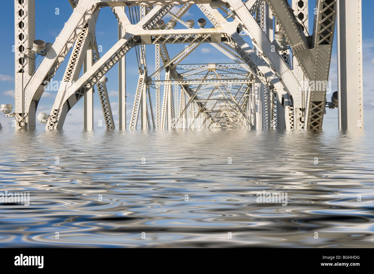 Stock Foto der Brücke fast überschwemmt Autobahn, eine Photoshop-Schöpfung zeigt das Ende der Welt... Halt die Klappe und halten Sie paddeln. Stockfoto