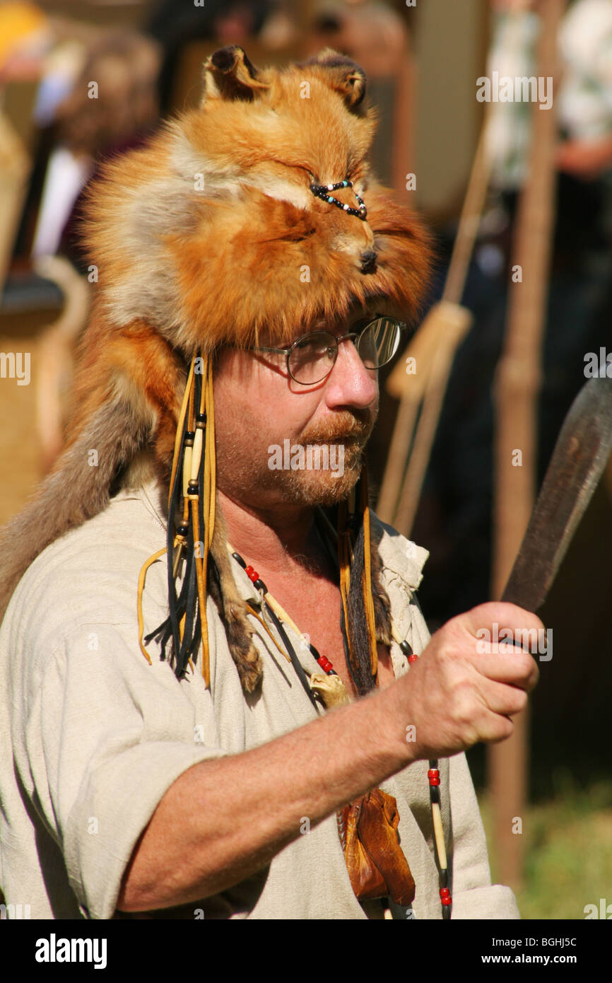 Berg-Mann mit Red Fox Tier Hut wirft Messer oder Axt. Malabar Hoffest. Ohio State Park, Lucas, Ohio, USA. Stockfoto