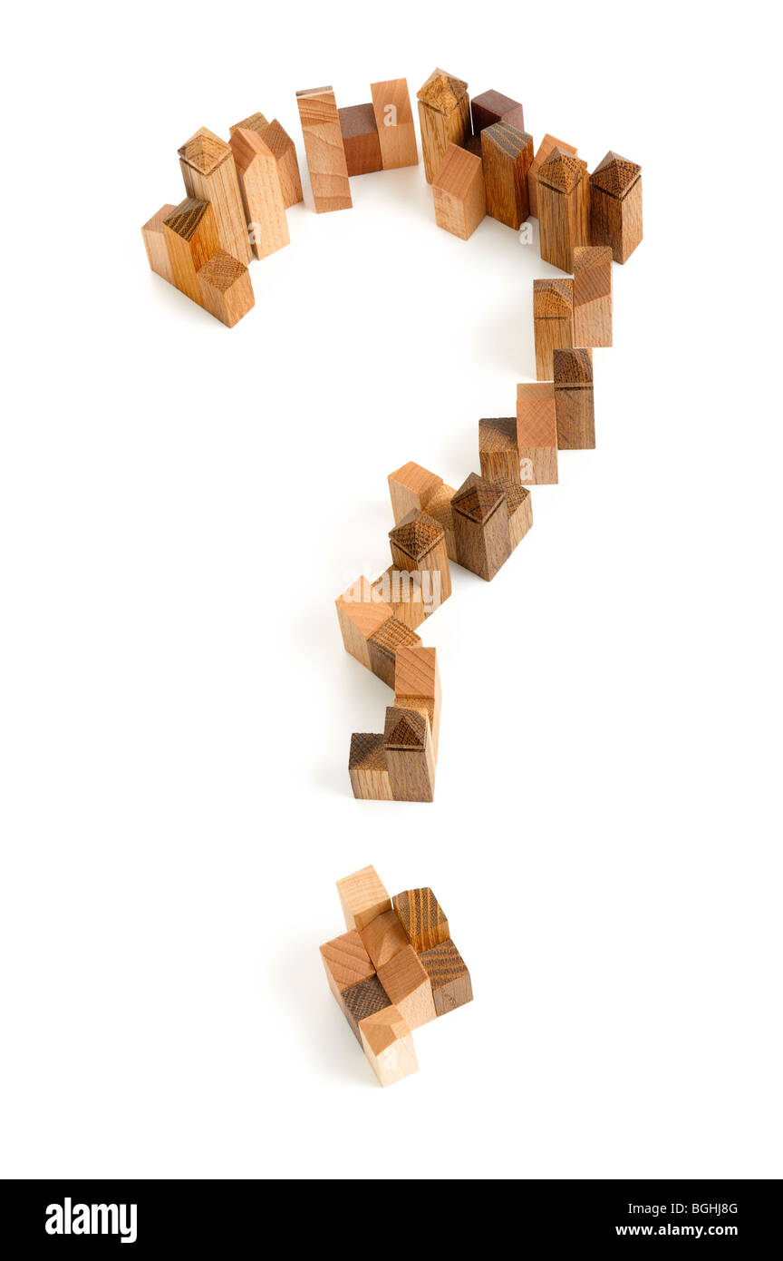 Holzpuzzle in Form von Fragezeichen auf weißem Hintergrund. Stockfoto