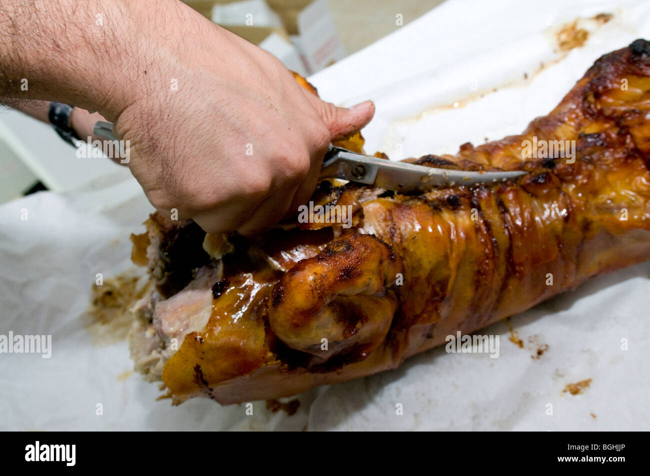 Schneiden ein frisch zubereitetes Ferkel (Leitão à Bairrada) in Portugal Stockfoto