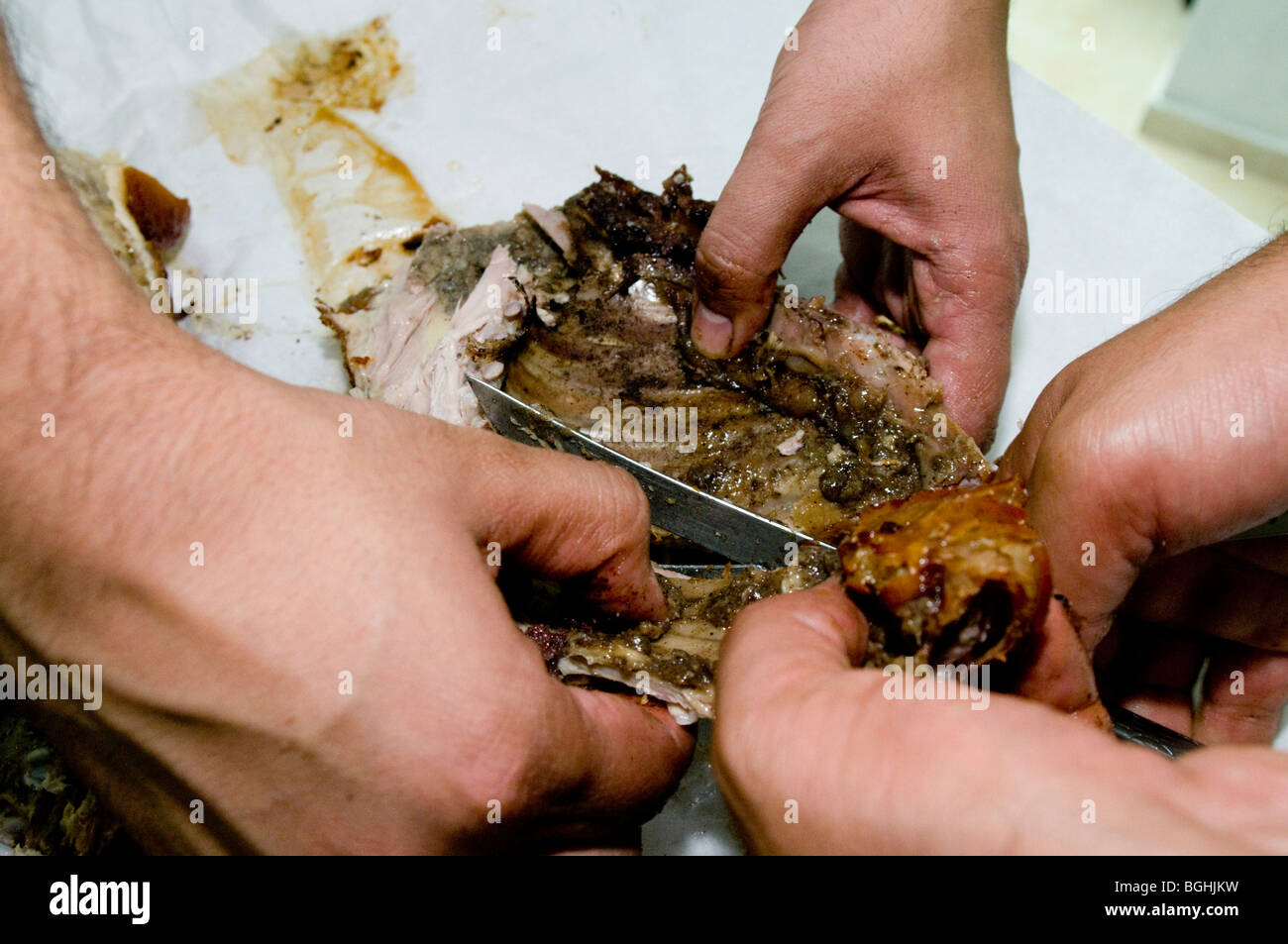 Schneiden ein frisch zubereitetes Ferkel (Leitão à Bairrada) in Portugal Stockfoto