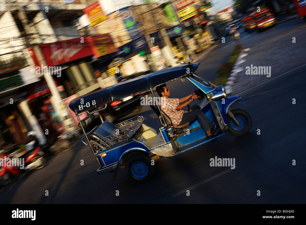 Ein Tuk-Tuk in Bewegung in Chiang Mai, Nordthailand Stockfoto