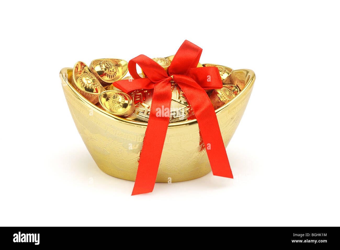 Chinese New Year gold dekorative Barren mit roter Schleife Band auf weißem Hintergrund Stockfoto