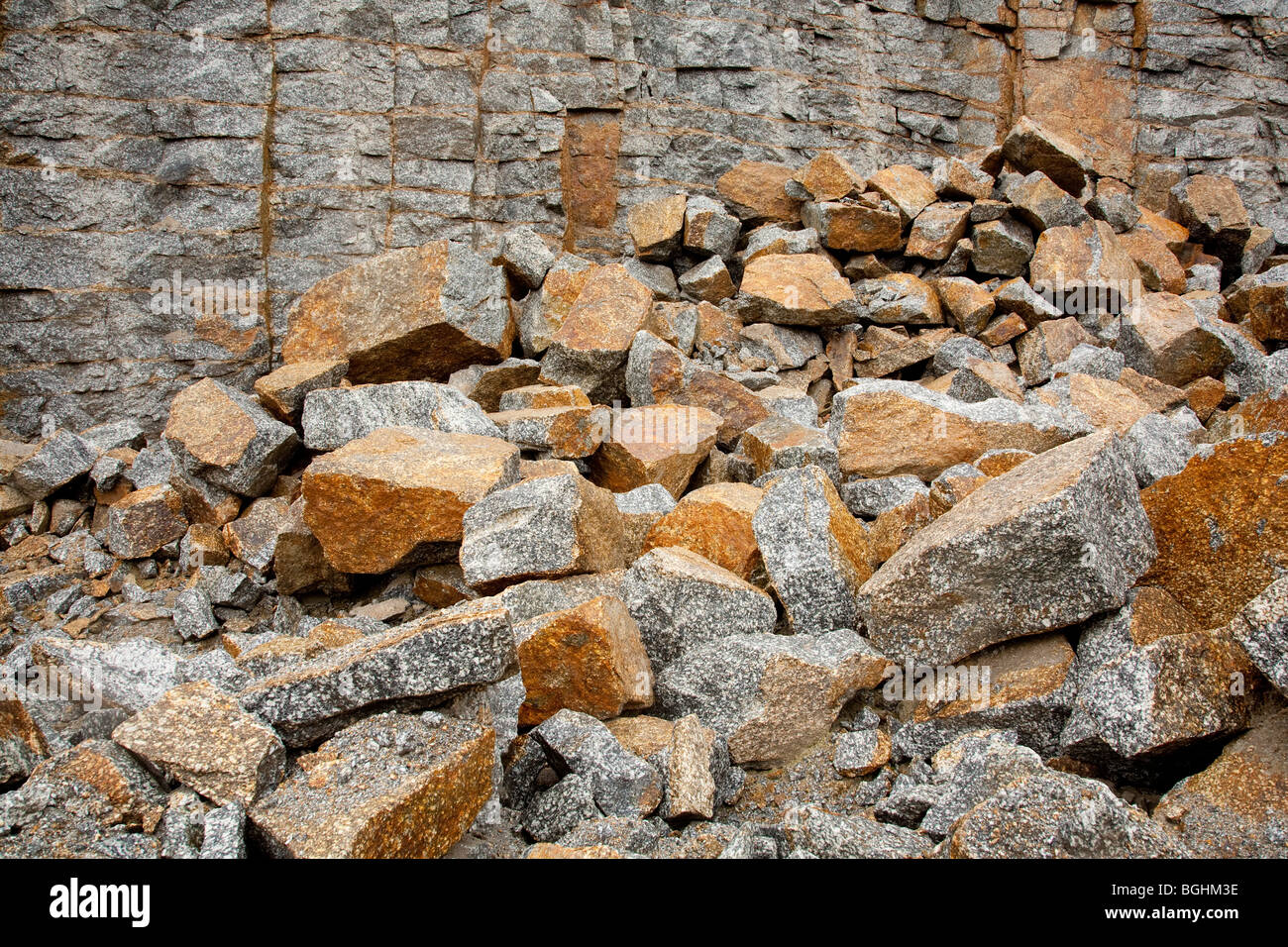 Lose Felsbrocken in einem Steinbruch nach Sprengung, Finnland Stockfoto