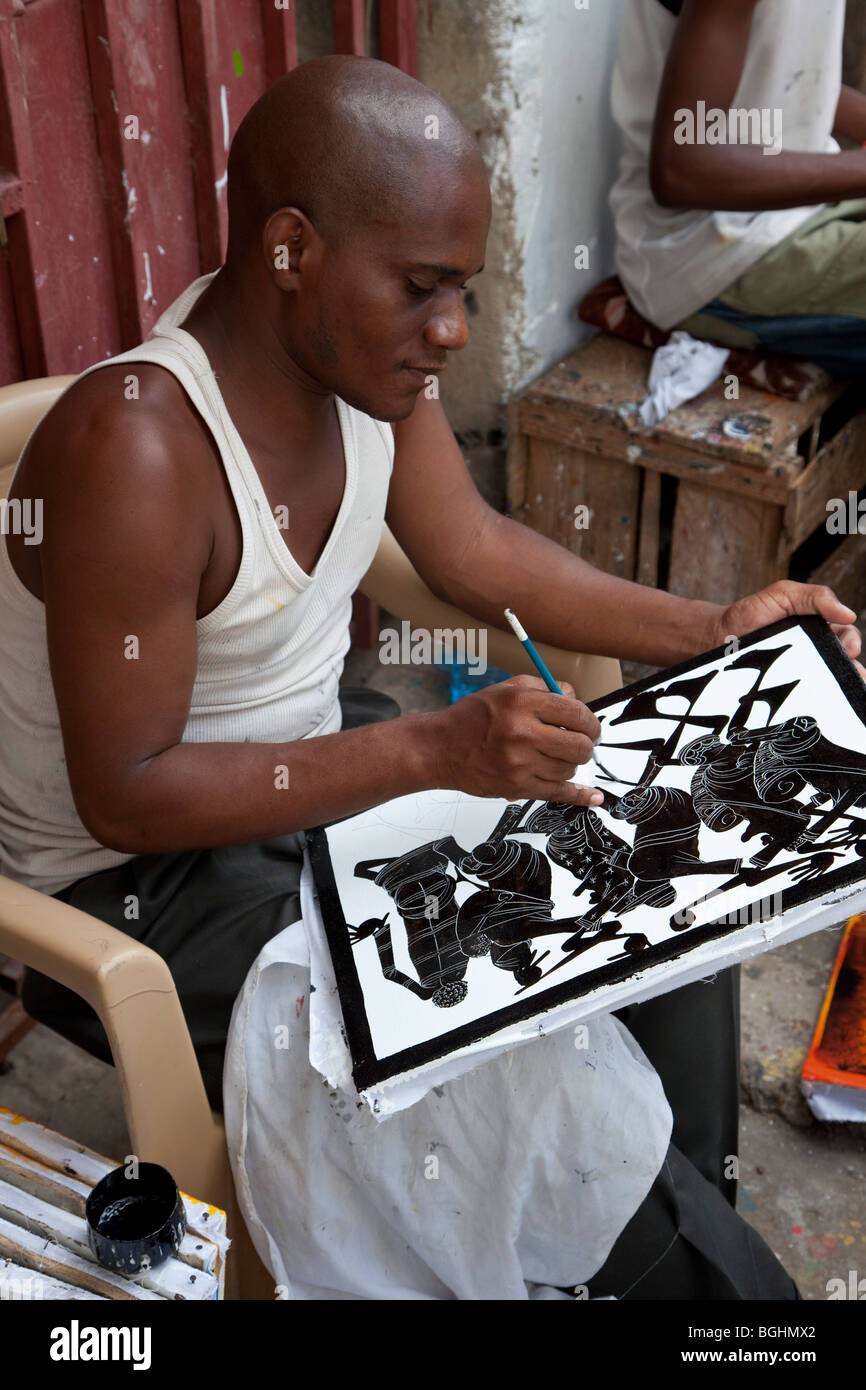 Sansibar, Tansania. Tingatinga-Maler bei der Arbeit in Stone Town. Stockfoto