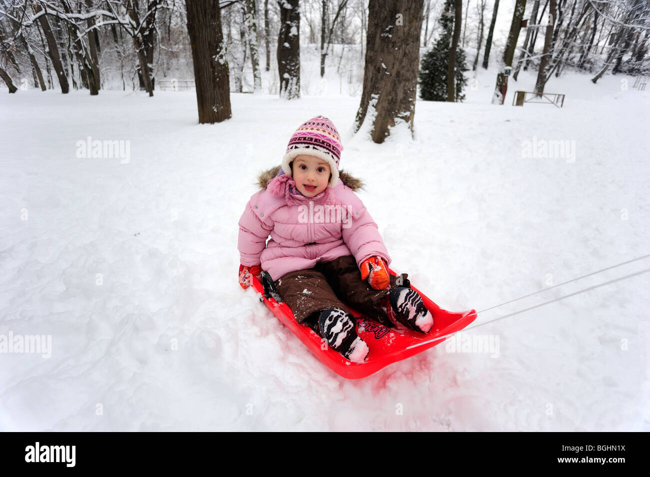 Kind Mädchen und Jungen spielen mit Schnee im Winter park Stockfoto