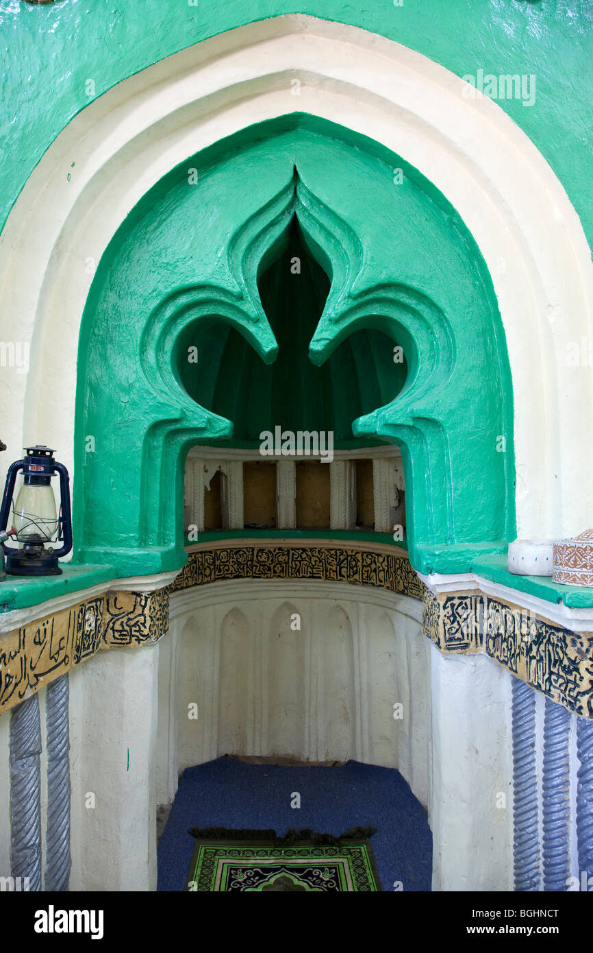 Kizimkazi, Sansibar, Tansania. Mihrab in der Moschee, mit arabischer Inschrift datiert auf 1107A.D. Stockfoto