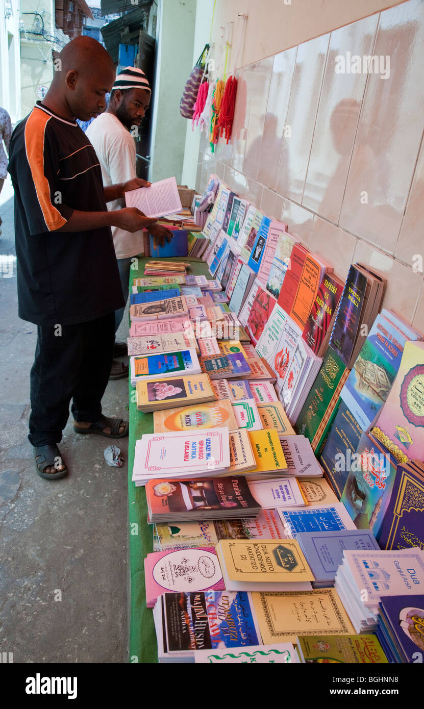 Sansibar, Tansania. Buchständer, Verkauf von Büchern über den Islam in Swahili oder Arabisch, gegenüber der Moschee Jibril in Stone Town. Stockfoto