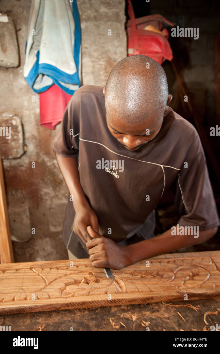 Sansibar, Tansania. Holzschnitzer bei der Arbeit. Stockfoto