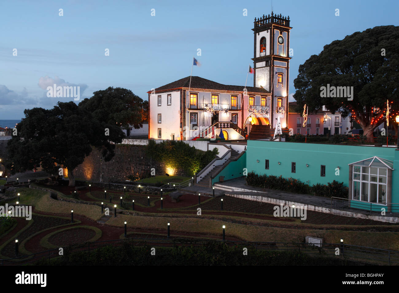 Ribeira Grande Rathaus während der Weihnachtszeit. Insel Sao Miguel, Azoren. Stockfoto
