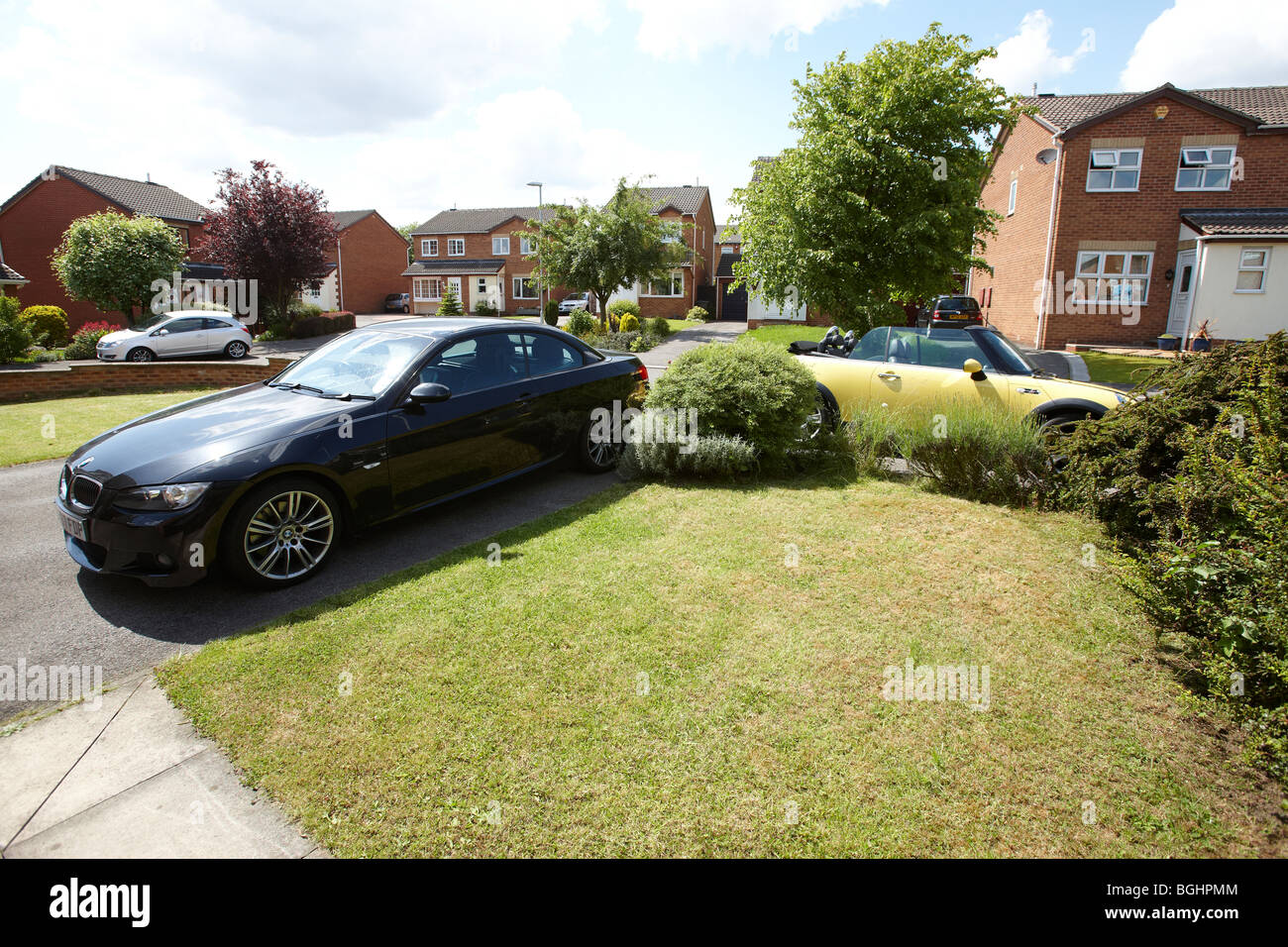 Vor Haus geparkten Autos Stockfoto