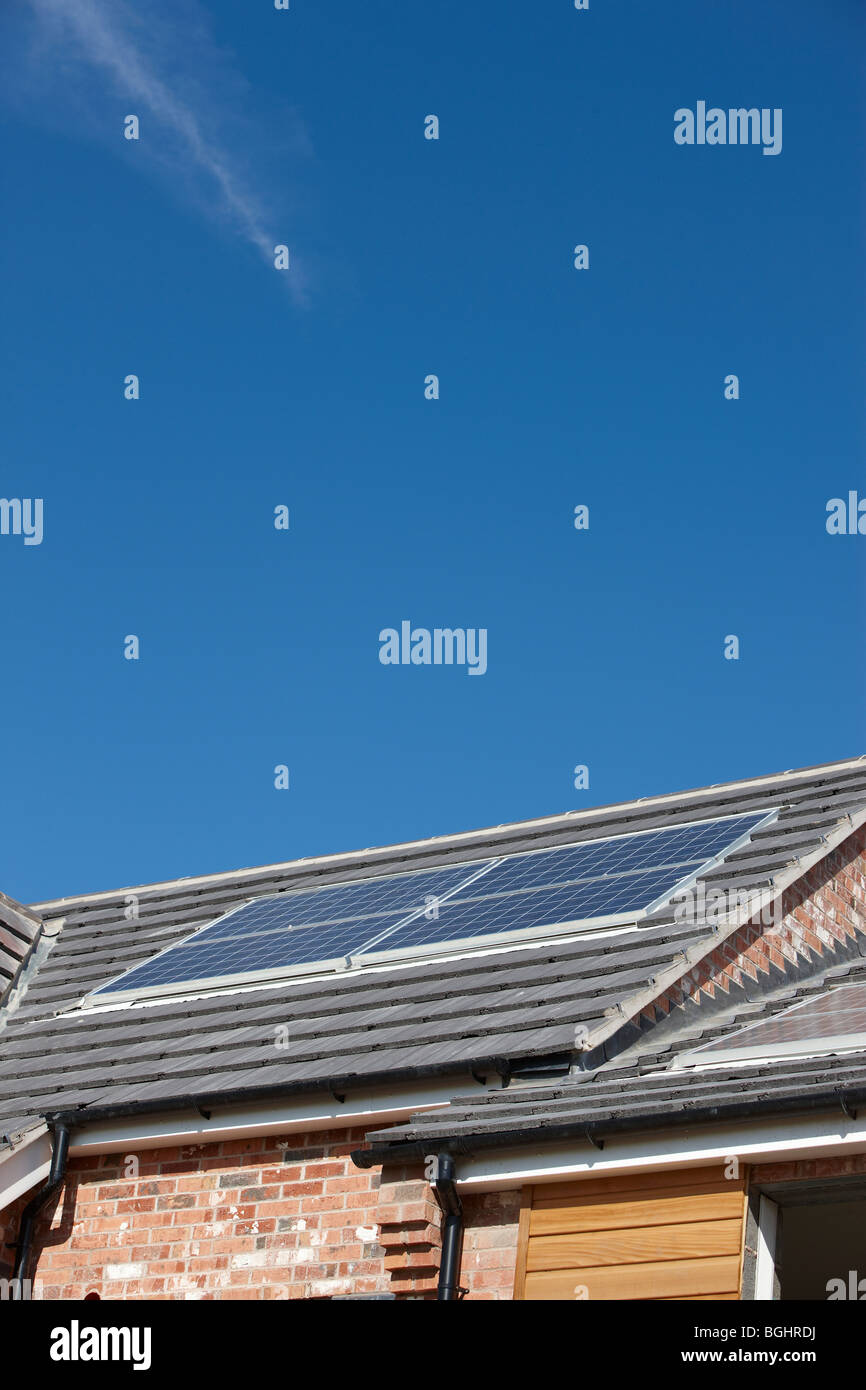 Array von PV-Solarmodule auf dem Dach des Hauses Stockfoto