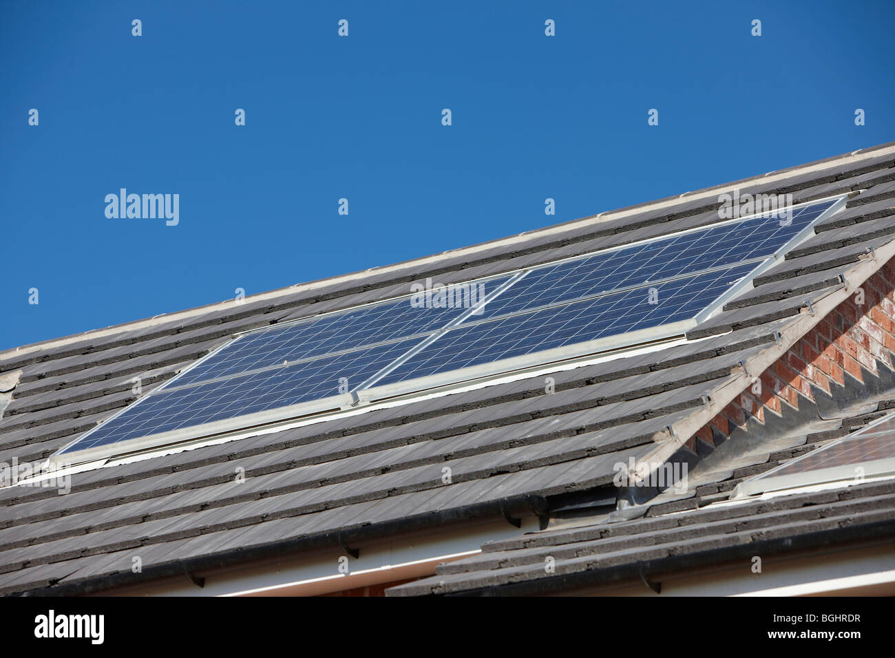 Array von PV-Solarmodule auf dem Dach des Hauses Stockfoto