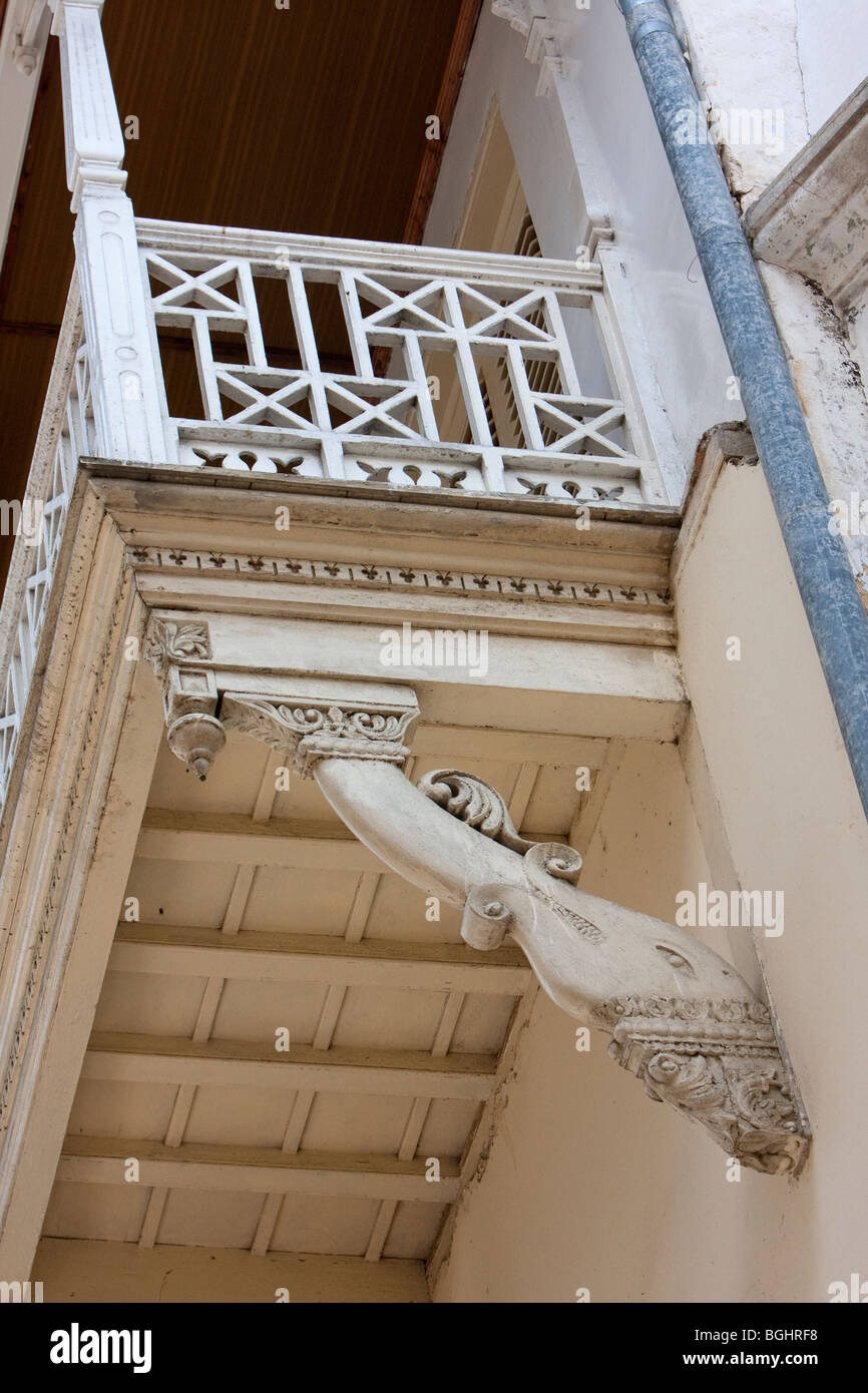 Sansibar, Tansania. Südasiatische Einfluss in Architektur, Stone Town. Elefant Kopf unterstützt Overhead Balkon. Stockfoto