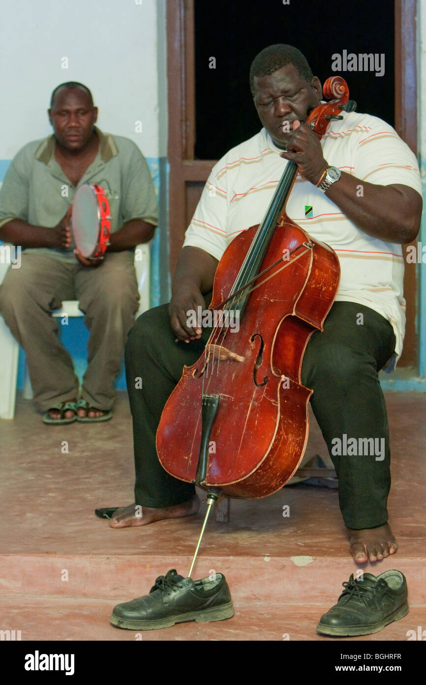 Sansibar, Tansania. Taarab Musiker. Culture Musical Club. Cellospieler.  Tamburin-Player im Hintergrund. Stockfoto