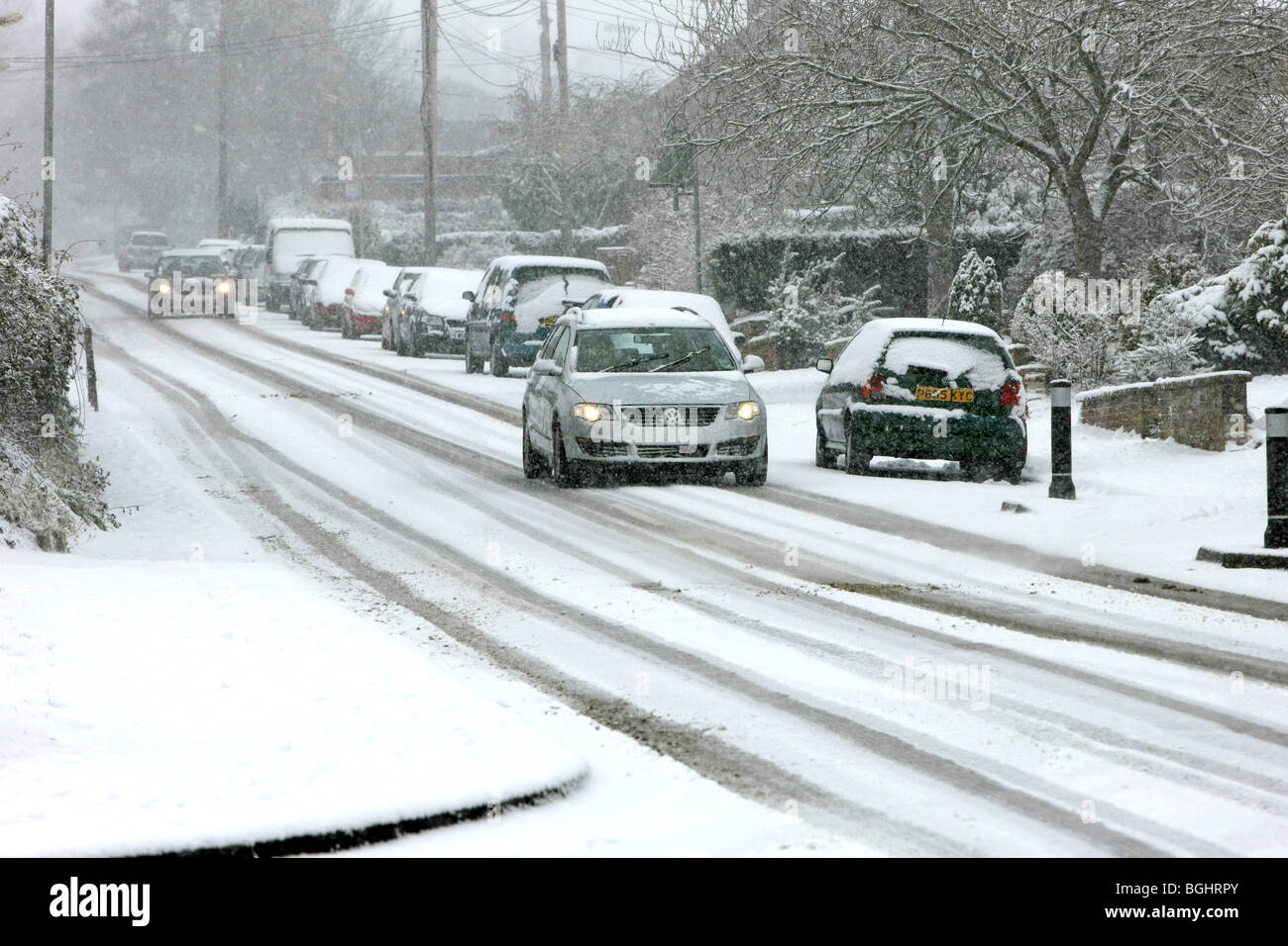 Autos Reisen entlang einer Hauptstraße in Dorset in eine Decke aus Schnee und Eis im Winter abgedeckt Stockfoto