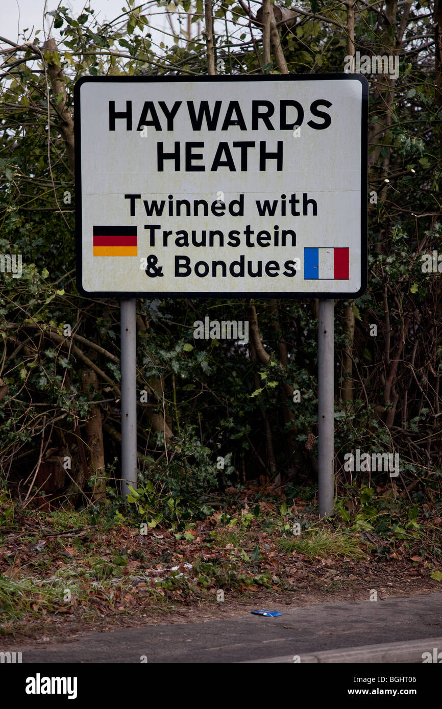 Ein Schild zeigt die Grenze von der Sussex Stadt von Haywards Heath, Traunstein und Bondues Partnerstädte ist Stockfoto