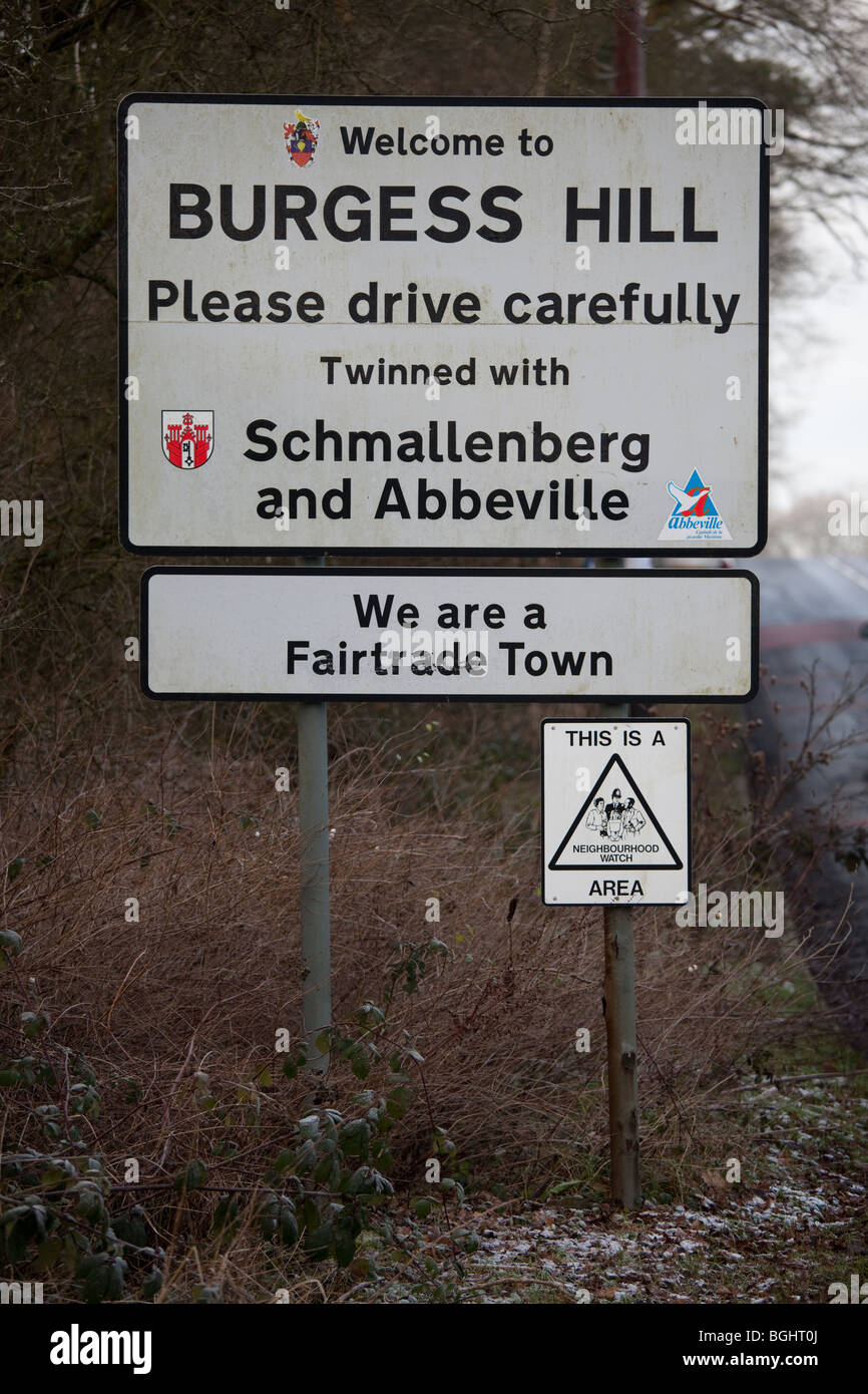 Straße Beratung von der Grenze zu unterzeichnen oder Grenzen für Burgess Hill und dass es eine Fair-Trade-Stadt und Teil eines Systems Crime Watch Stockfoto