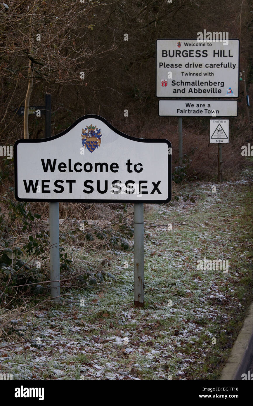 Straße singt oder singen Beiträge beraten, dass Sie West Sussex und Burgess Hill eingeben Stockfoto