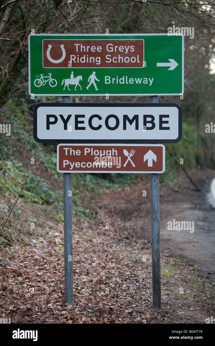 Ein Bild von der Straße und Grenze Zeichen für das Dorf oder die Pfarrkirche von Pyecombe in Sussex. Auch sind Anzeichen für ein Maultierweg und pub Stockfoto