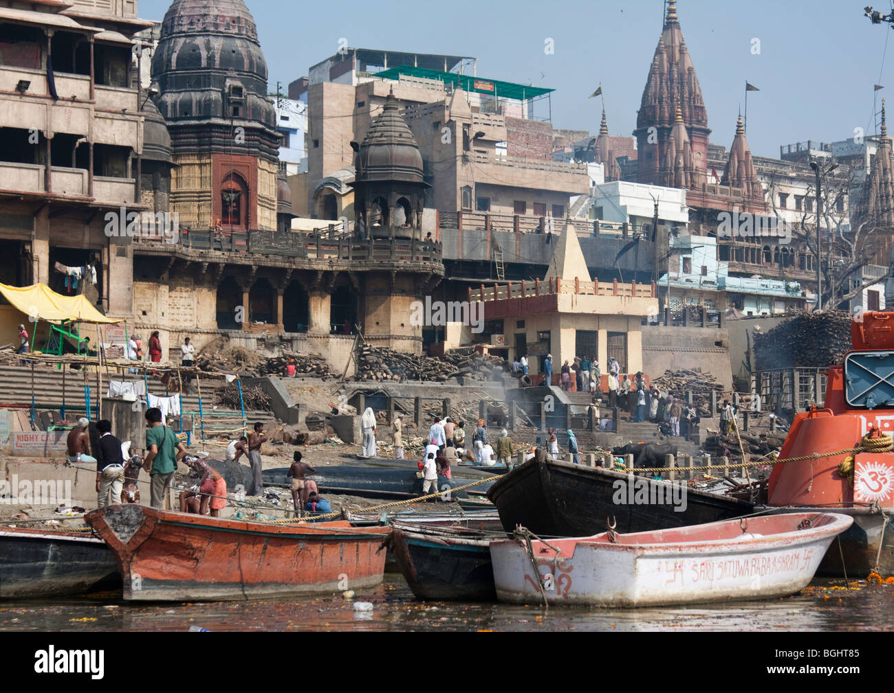 Hindu Feuerbestattungen: der Fluss Ganges, Varanasi, Indien Stockfoto