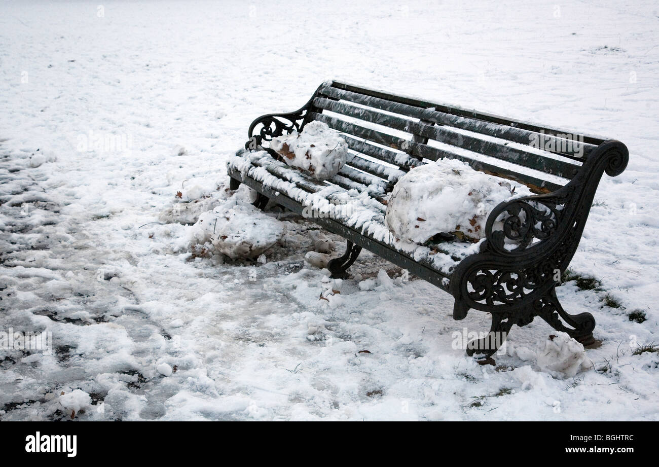 Schmiedeeisen Bank im Schnee und Eis Stockfoto