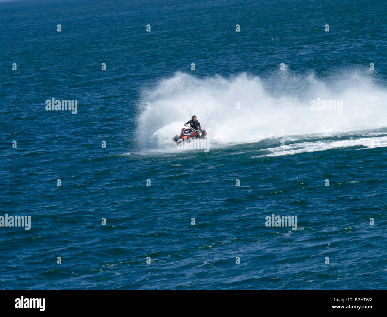Menschen, die Spaß auf einem Jet-Ski in den Ozean bei der Devon Holiday Resort Stadt ilfracombe Stockfoto