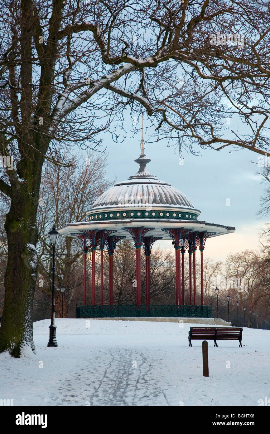 Clapham Common Musikpavillon im Schnee Stockfoto