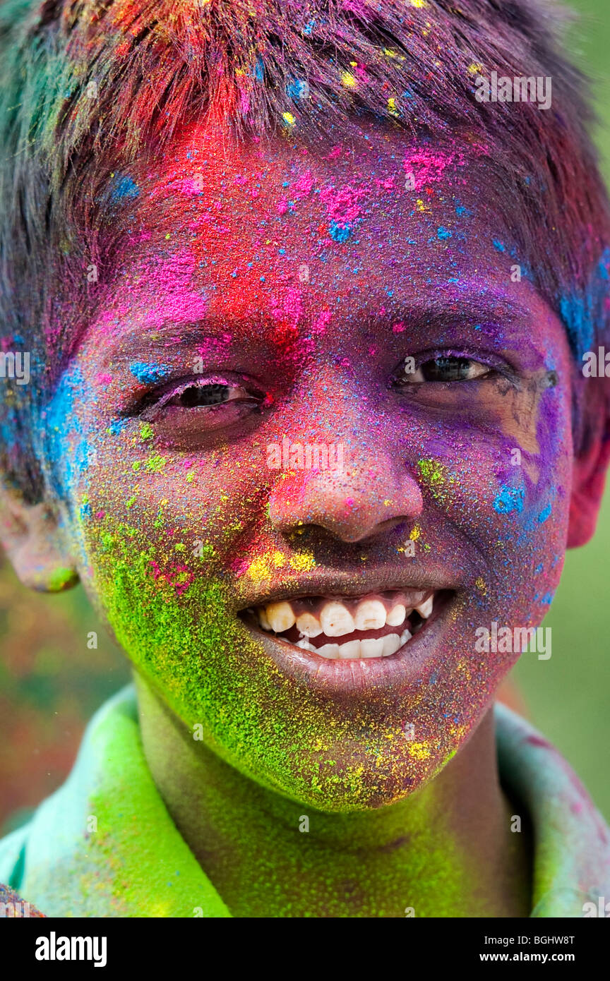 Junge indische Jungen in farbigen Pulver pigment bedeckt. Indien Stockfoto