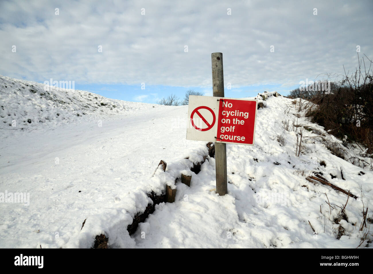 Eine unschuldigen Zeichen auf einem Golfplatz in den winterlichen Bedingungen nicht relevant erscheinenden. Januar 2010. Stockfoto