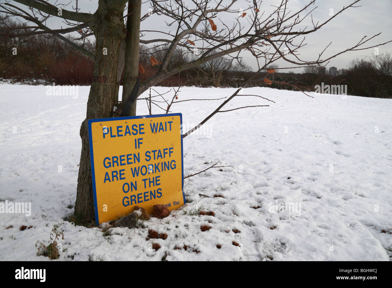 Eine unschuldigen Zeichen auf einem Golfplatz in den winterlichen Bedingungen nicht relevant erscheinenden. Januar 2010. Stockfoto